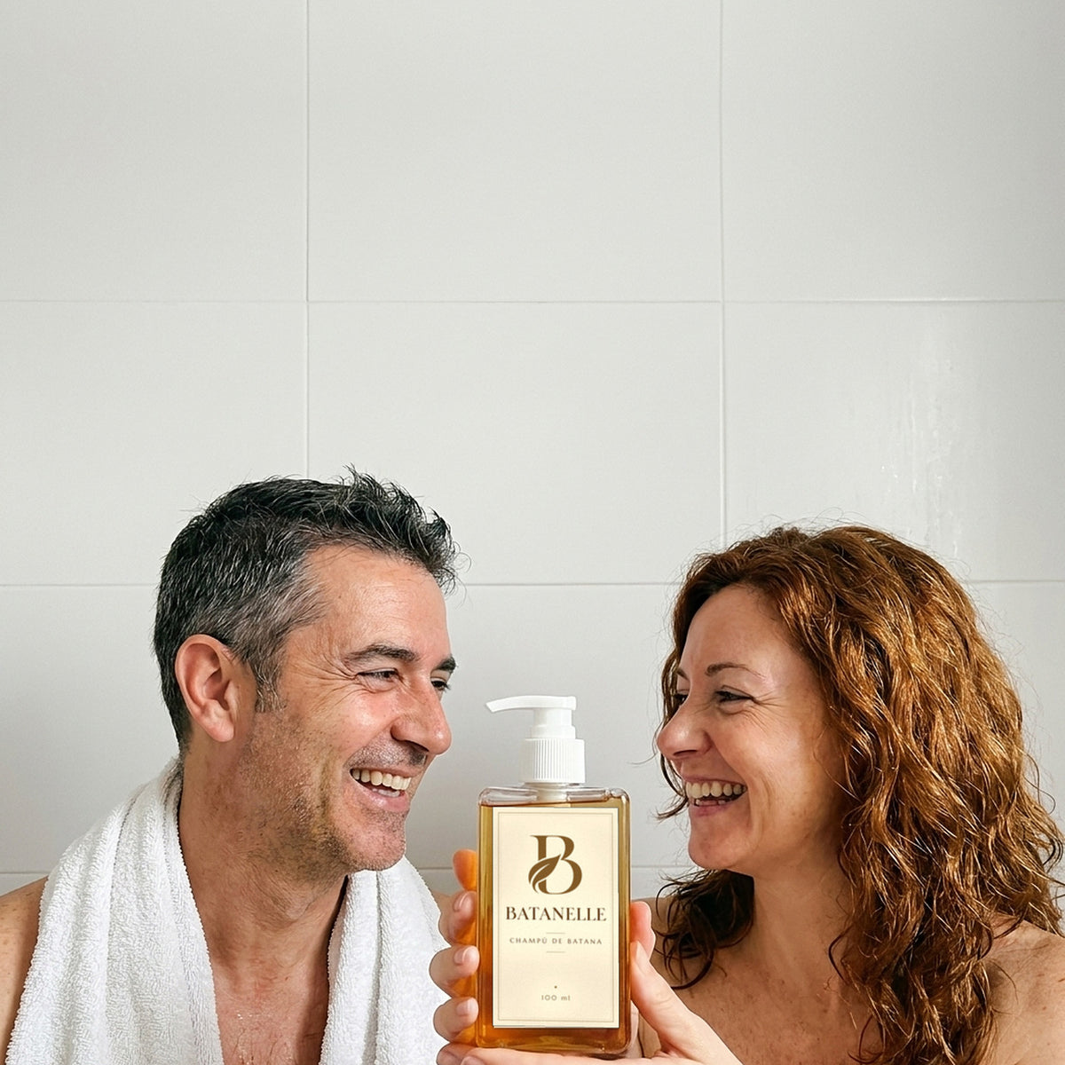 Pareja en el baño compartiendo el champú de batana BATANELLE